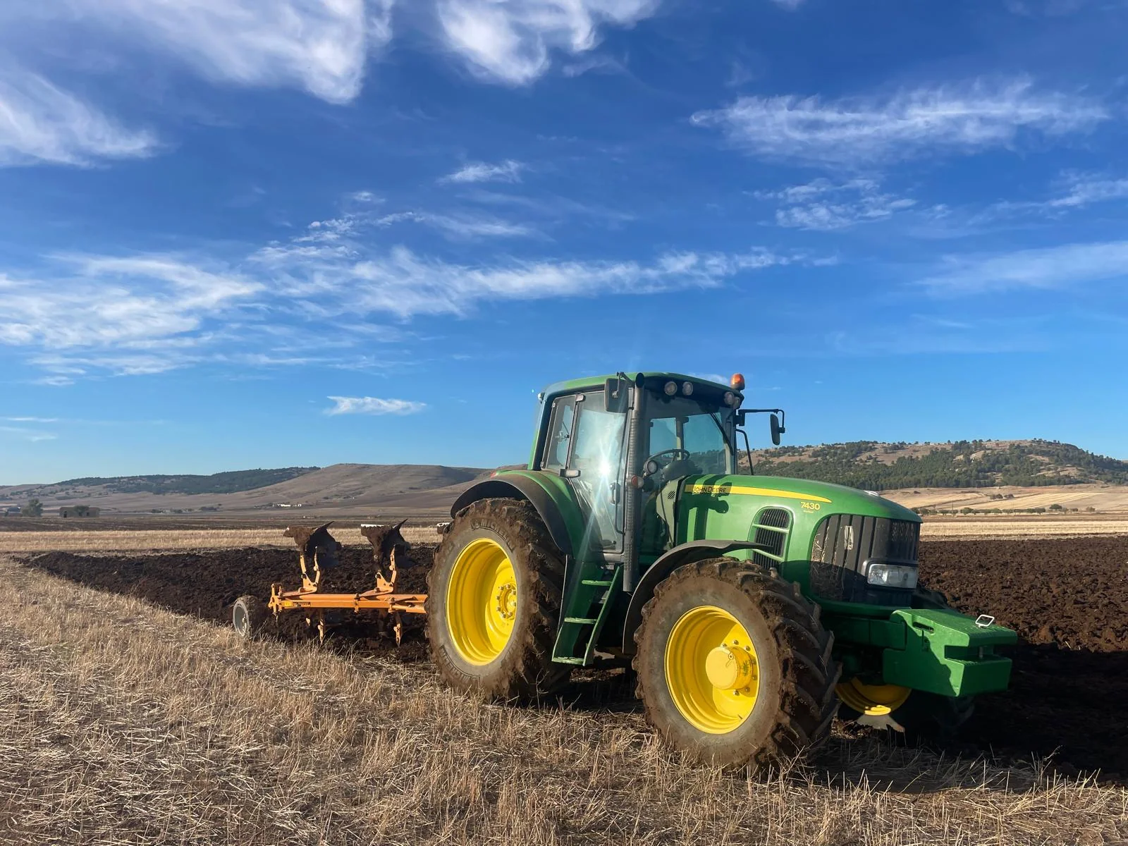 John Deere durante le lavorazioni del terreno