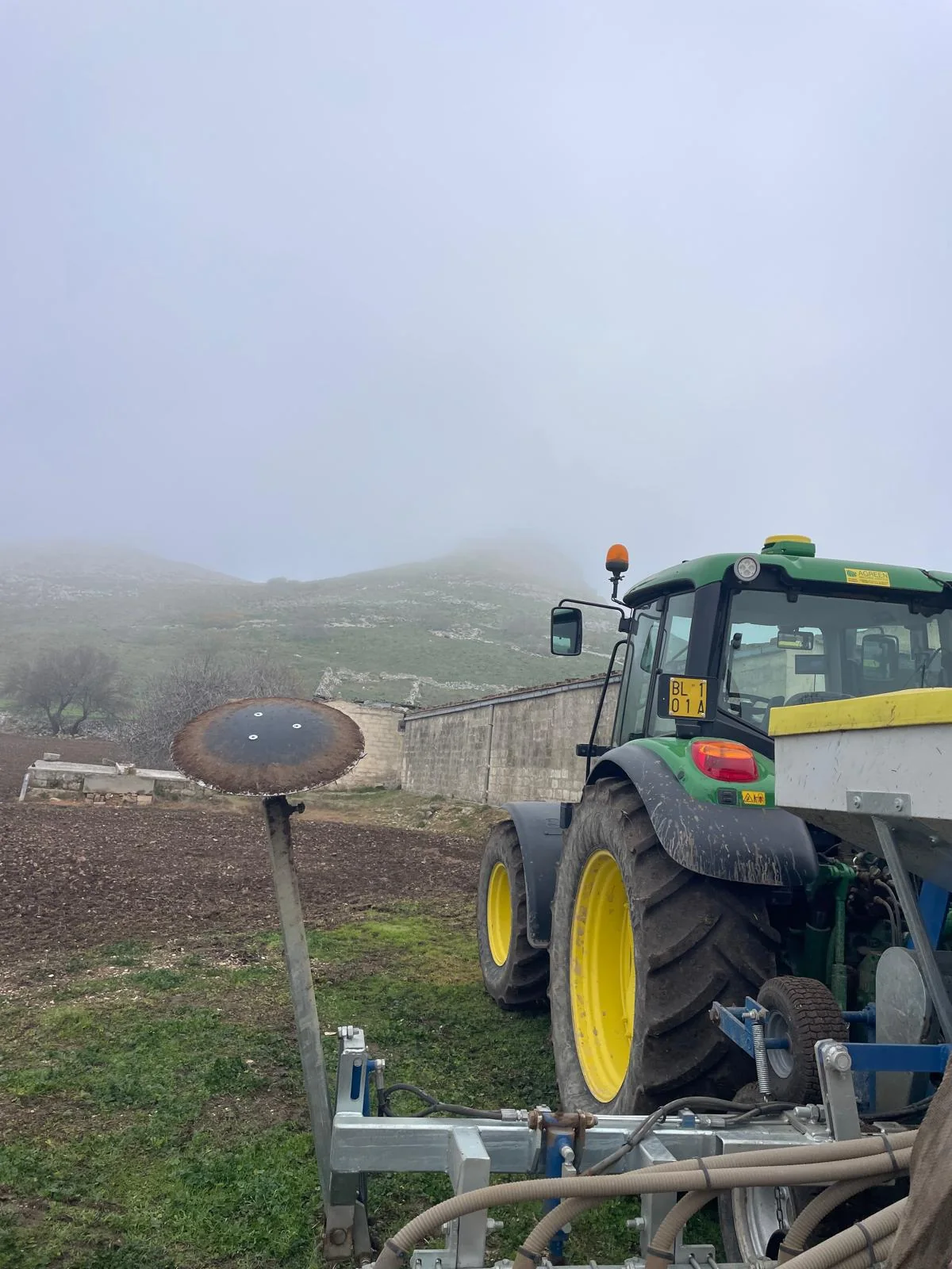 Trattore John Deere in un campo della Murgia